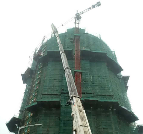 四方台吊车在工地上作业